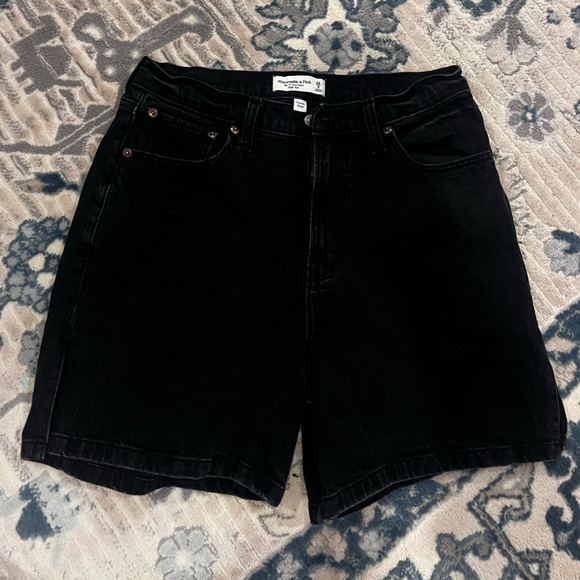 Abercrombie & Fitch Curve Love the 7” High Rise Black Denim Dad Shorts - Picture 6 of 8